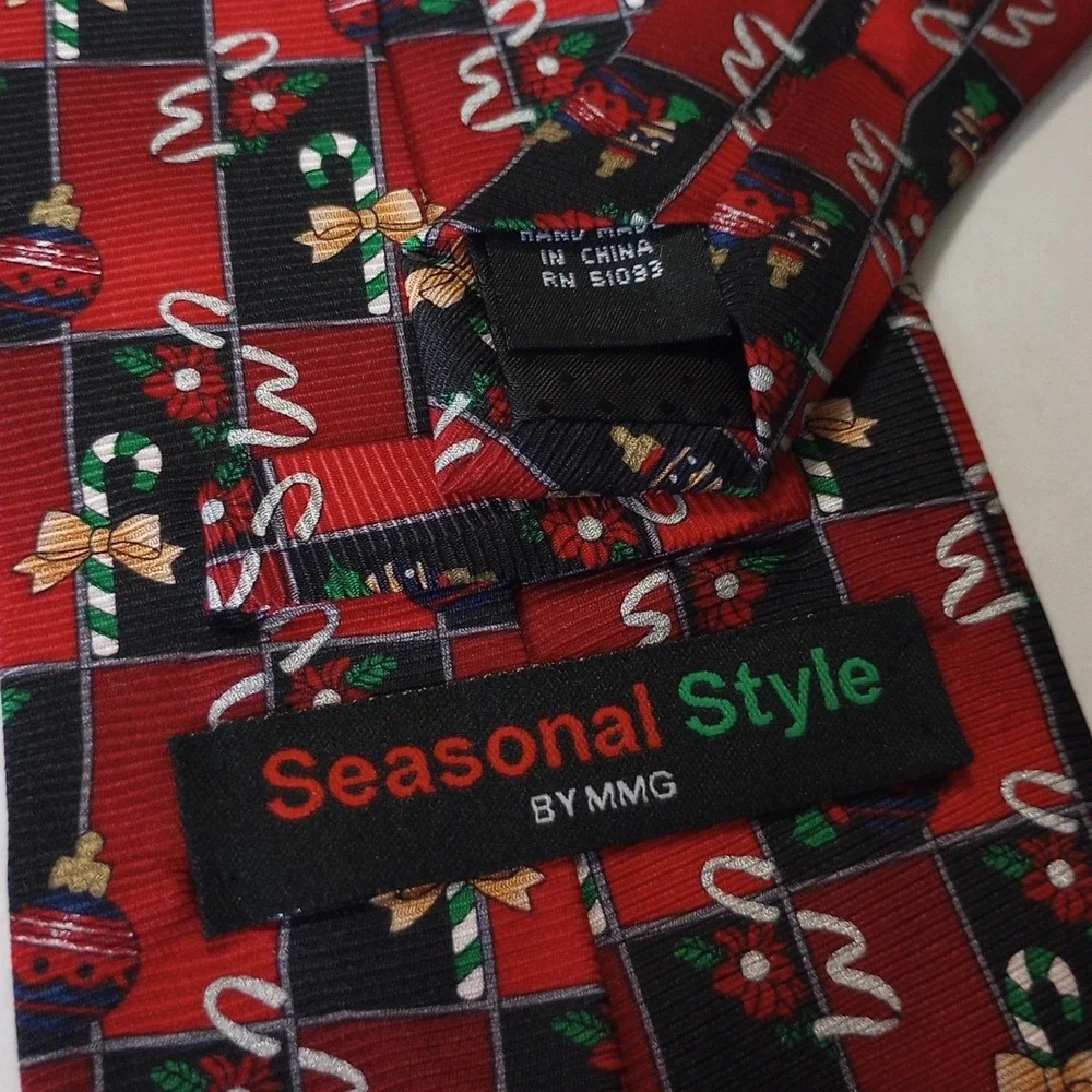 Seasonal Style BY MMG Mens Christmas Silk Tie Red Black Candy Cane Ornament